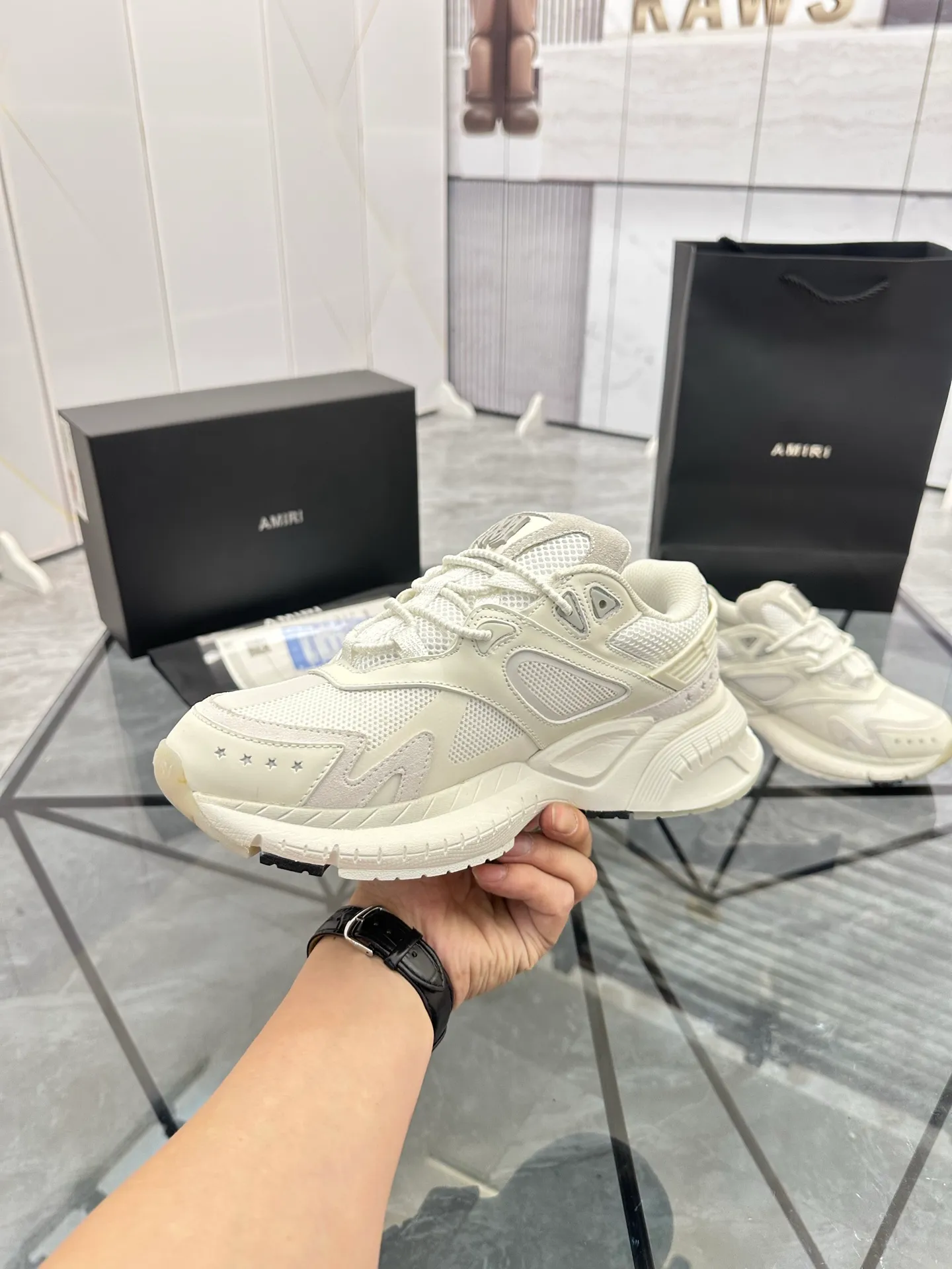 Men's shoes: 💰P720¥ Guangzhou top quality Product trademark: AMIRI* "Amir*" low-top casual shoes Regular size: 39-44 (can be customized to 45) Product materials: upper imported first-layer cowhide stitching original material, breathable lining, original outsole. Number: 525